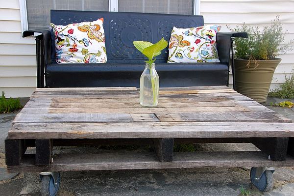 Rustic-Outdoor-Pallet-Table