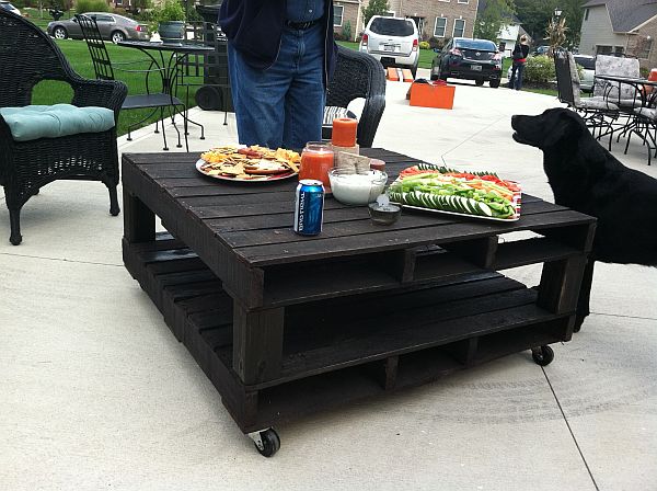 black-pallet-coffee-table