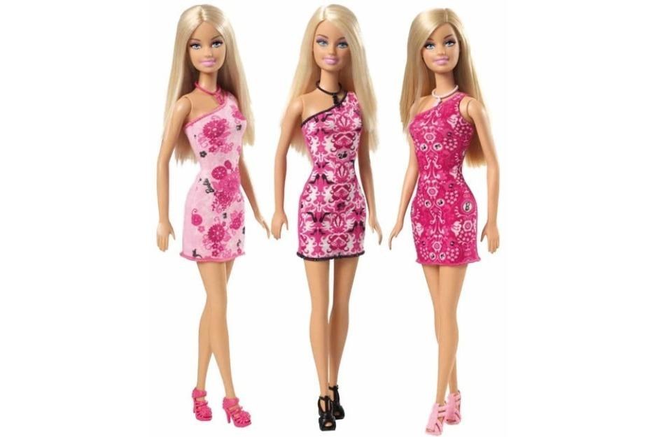 Avec leurs jambes et bras en baguettes, leurs pieds voûtés en permanence pour les talons hauts, les poupées Barbie ne ressemblent pas à la plupart des femmes réelles.