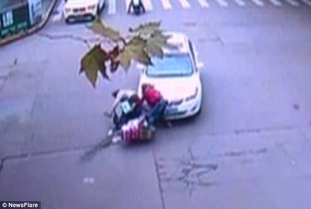 Moment de l'impact : une femme et son mari, roulant sur une moto, ont été percutés par une voiture