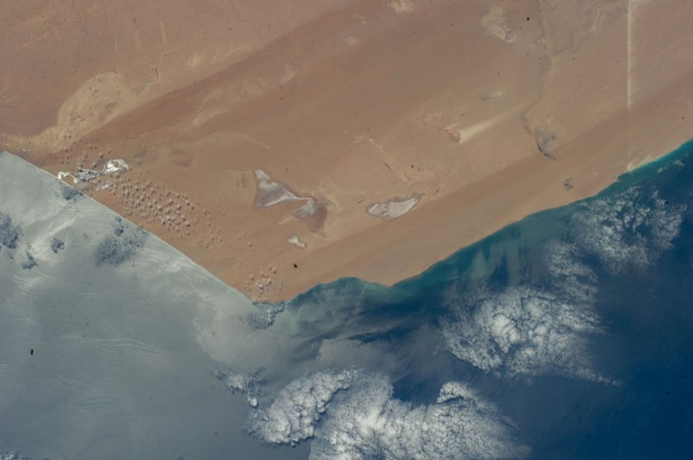 Le sahara qui rencontre l'océan Atlantique
