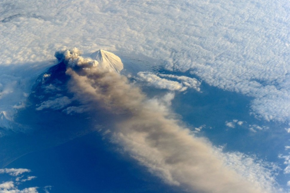 Éruption volcanique du Mont Pavlof sur les îles Aléoutiennes, Alaska