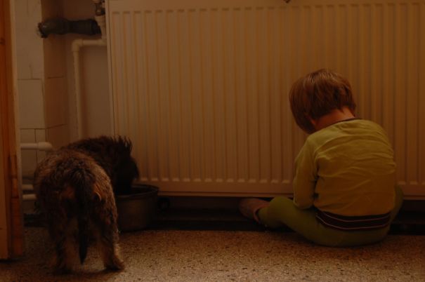 Enfant qui se comporte comme nos amis les animaux (11)